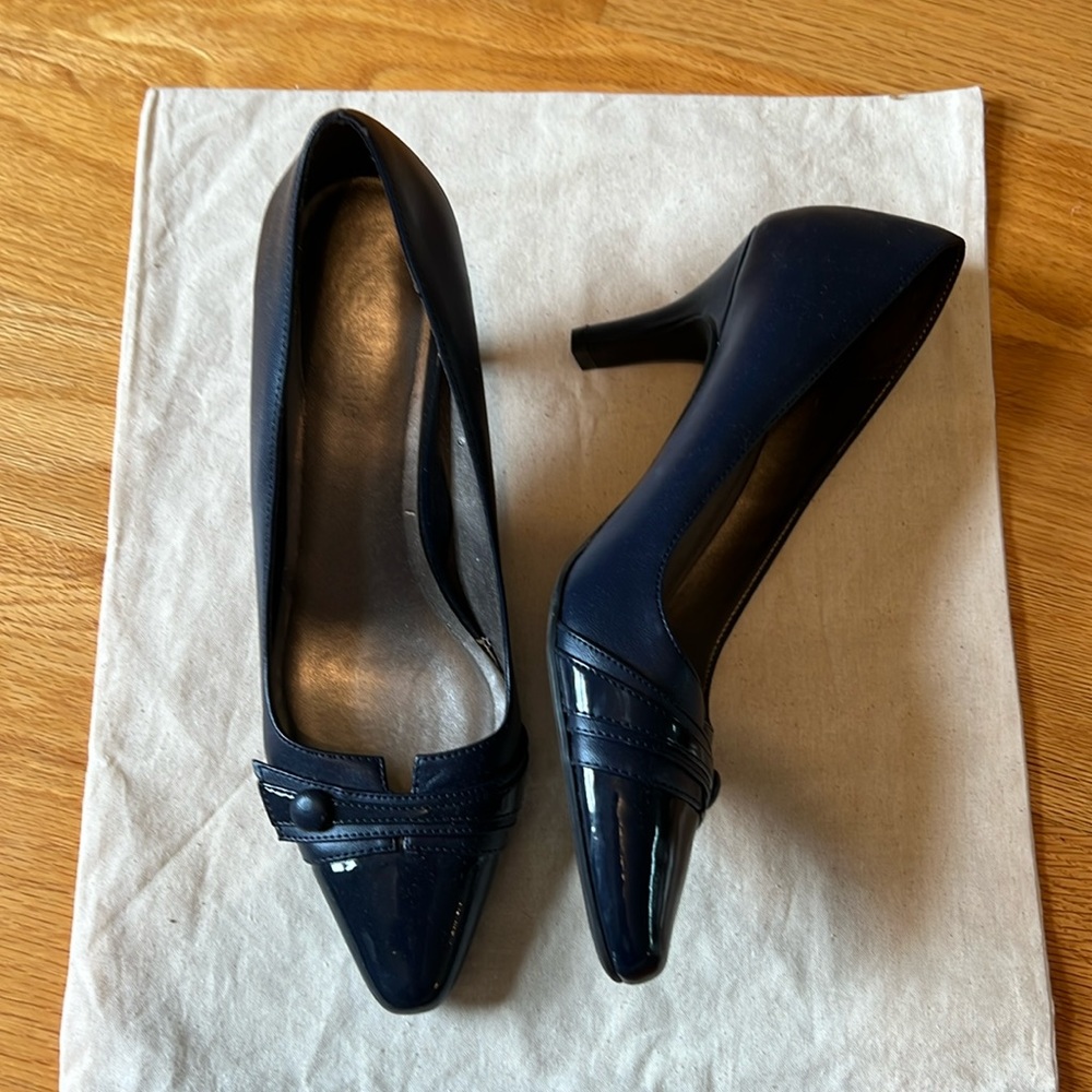 Vintage Kelly and Katie navy blue heel